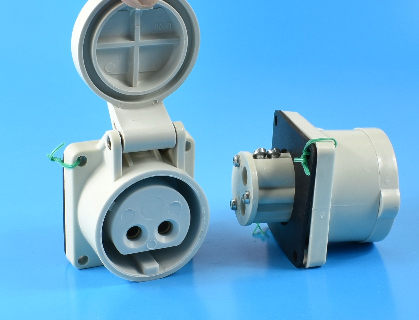 MENNEKES RECEPTACLE 609/ 610; SCREW TERMINALS, 16A-2P,20-50VDC/ 16A-2P,20-25V, IP44