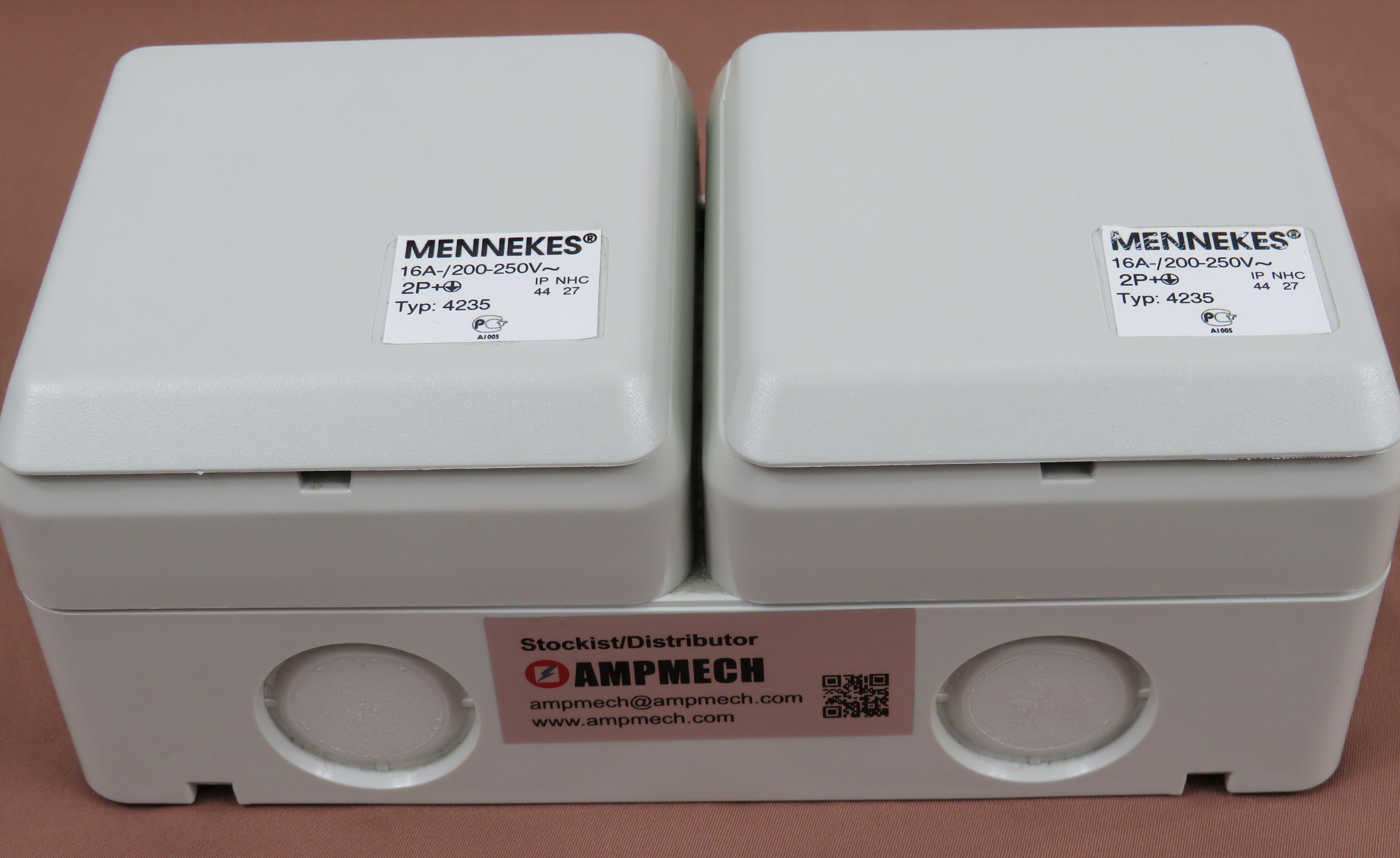 MENNEKES RECEPTACLE 4235/ 4247, SCREW TERMINALS, 16A-2P-230V/ 16A-3P-230V, IP44